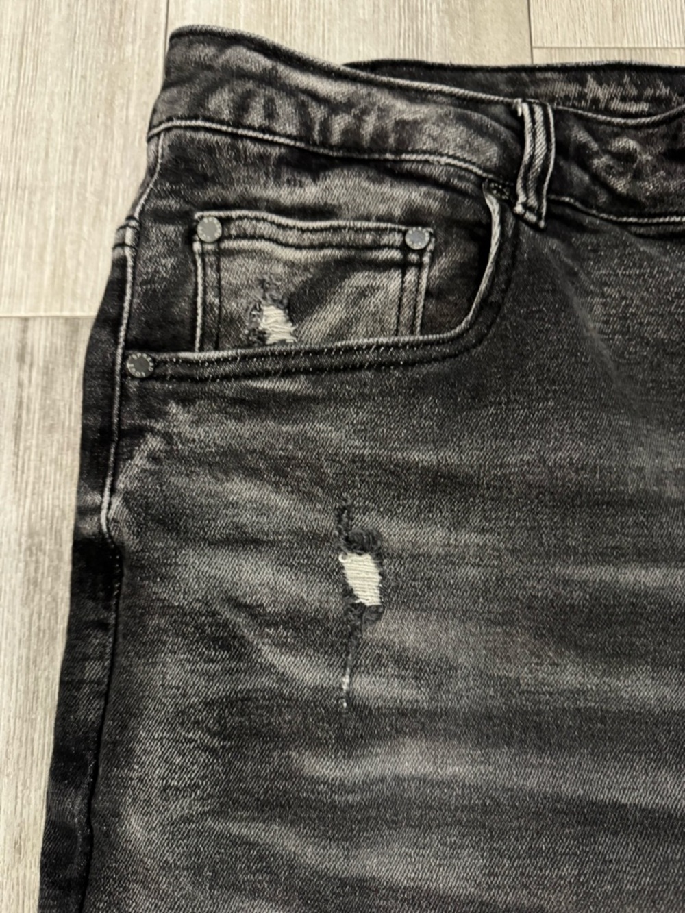 Serenede Men's Distressed Black Stretch Jeans - Picture 4 of 11